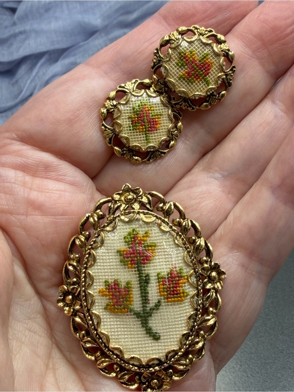 😎30%off Vintage Petit Point Brooch and Pierced earrings.